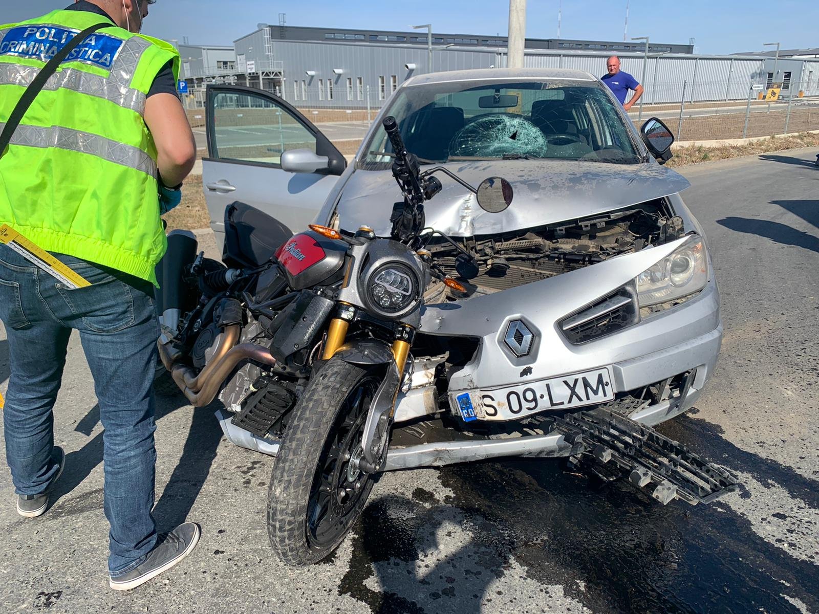  Impact violent între o motocicletă și un autoturism pe un drum din județul Iași