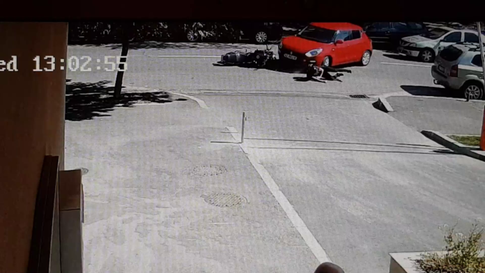  VIDEO: Momentul teribil în care un tânăr buzoian se înfige cu motocicleta într-o mașină, după ce șoferul nu i-a acordat prioritate