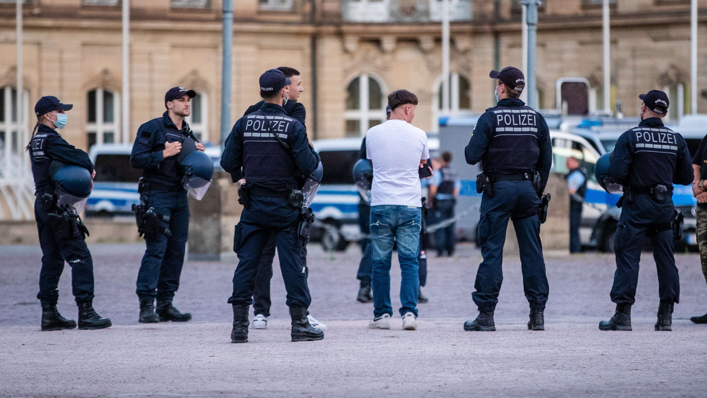  Douăzeci şi nouă de poliţişti germani, concediaţi după ce au difuzat conţinuturi neonaziste pe grupuri Whatsapp