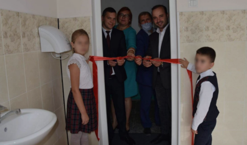  Un deputat moldovean își face reclamă tăind panglica unui WC