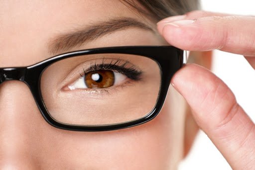  Studiu: Persoanele care poartă ochelari de vedere, mai puțin predispuse în a se infecta cu noul coronavirus