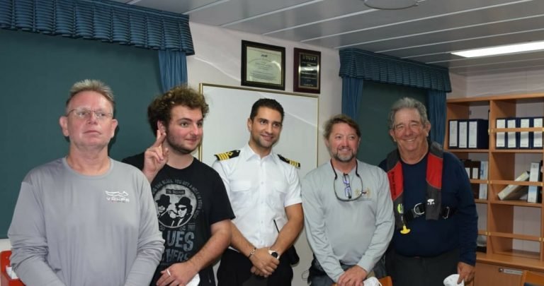 O navă condusă de un comandant român a salvat patru marinari în plină furtună în Golful Mexic. Garda de Coastă americană nu îi putuse salva cu elicopterul