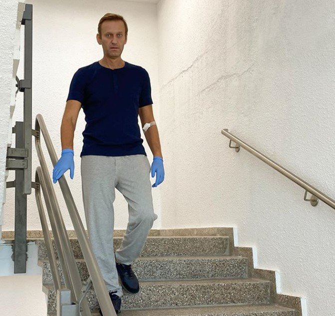  Alexei Navalnîi a publicat online o imagine cu el în spitalul din Berlin: Mai sunt multe probleme