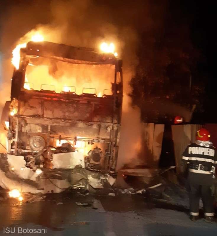  Un autobuz a ars ca o torţă în faţa unui atelier de vopsitorie