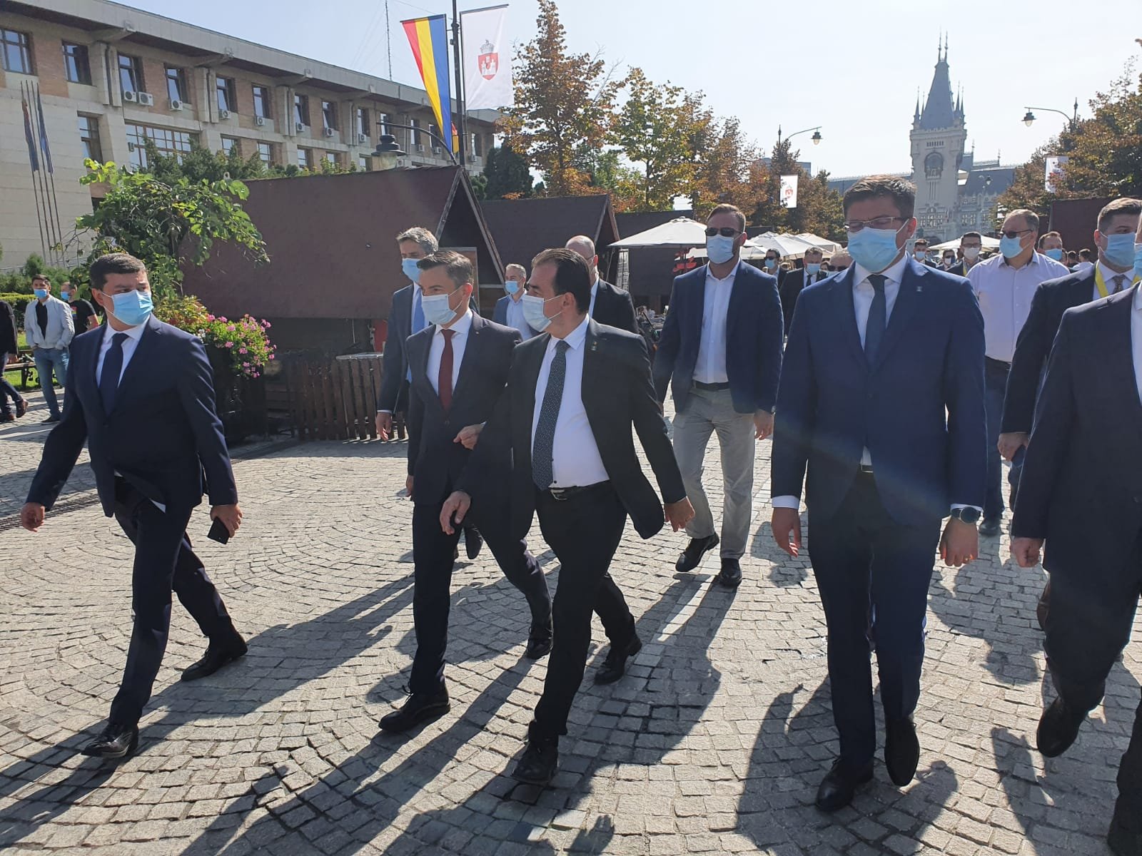  FOTO-VIDEO: Premierul Orban luat la întrebări de un ieşean pentru defrişările din zona Bârnova-Repedea