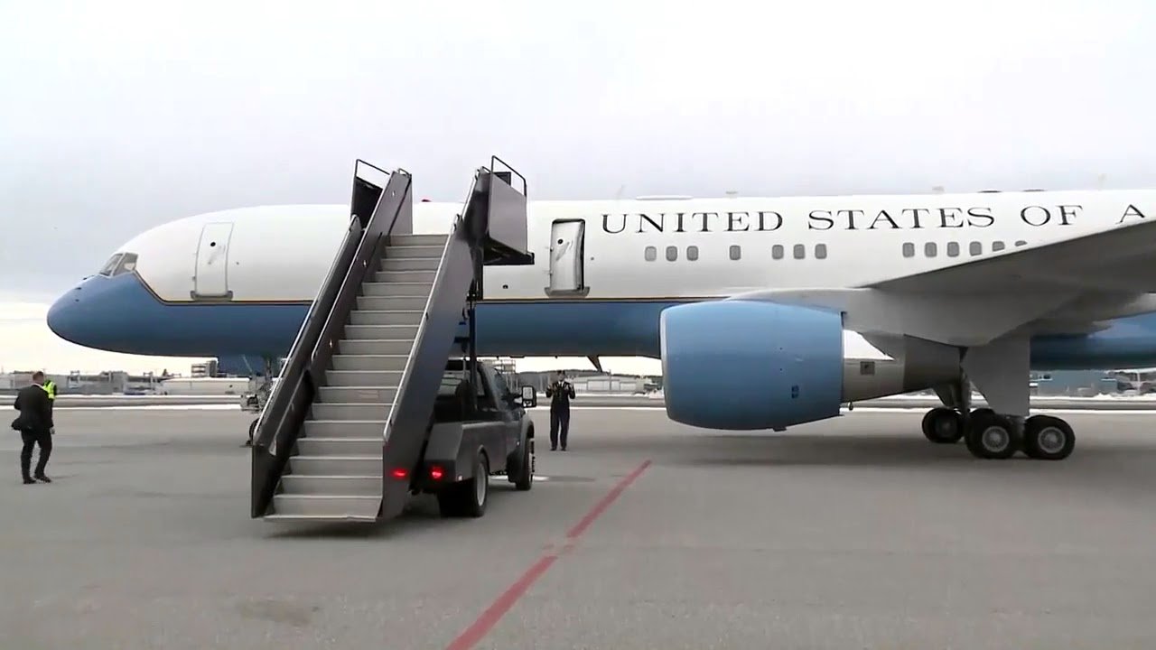  Avionul oficial al lui Pence, Air Force Two, aterizează forţat în New Hampshire