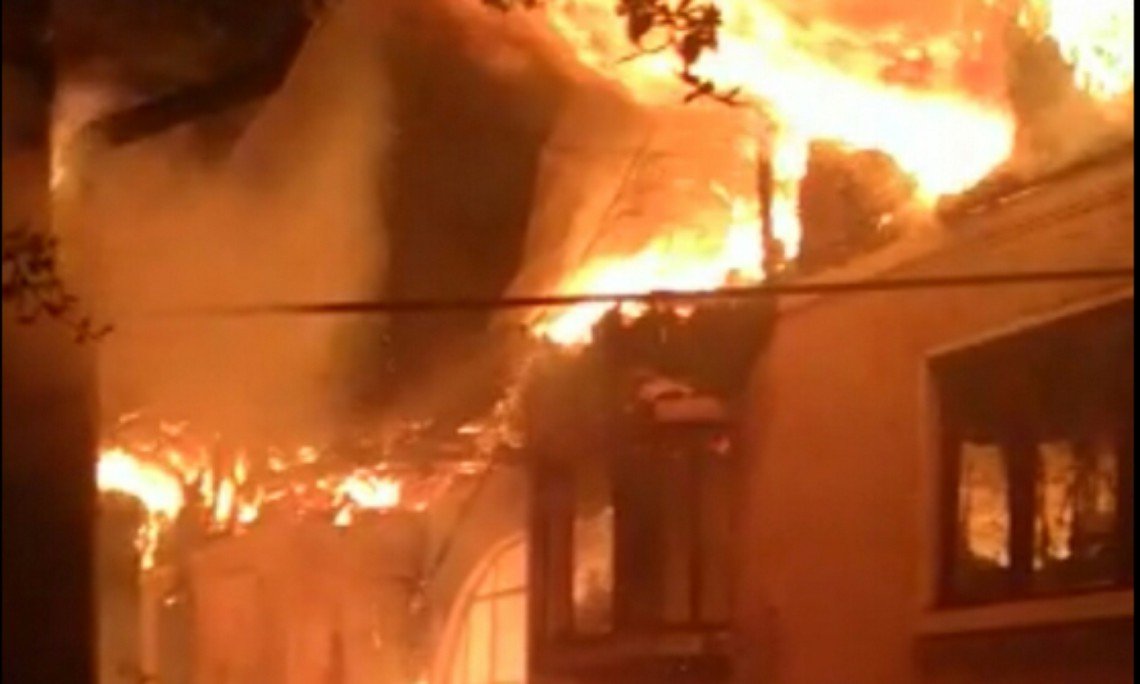  Un vasluian și-a incendiat ambele case după ce l-a părăsit soția și a rămas cu 4 copii