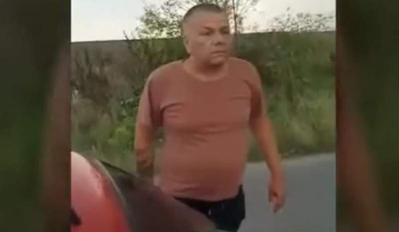  VIDEO: Un consilier PSD și-a fugărit contracandidații cu sabia în mână pe străzile dintr-o comună ilfoveană