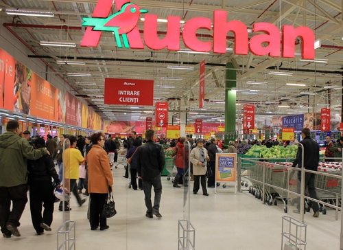  Supermarketul Auchan, amendat pentru că vindea slănină cu ocaua mică