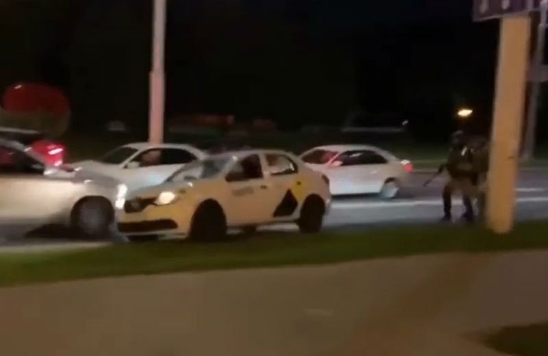  VIDEO Un tanar din Belarus, urmarit de fortele de ordine pentru a fi arestat, scapat spectaculos de un taximetrist cu Logan