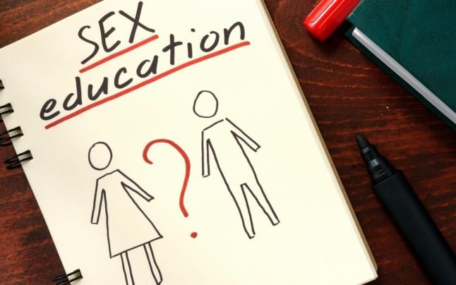  CCR a decis că predarea educației sexuale în școli se face obligatoriu cu acordul părinților