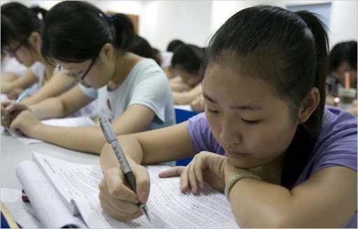  Educație cu forța în China. Studenții prinși copiind, fără credite ipotecare, acces la transport și viteză mică de internet