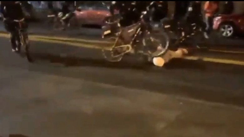  Imagini revoltătoare. Un polițist trece cu bicicleta peste capul unui protestatar