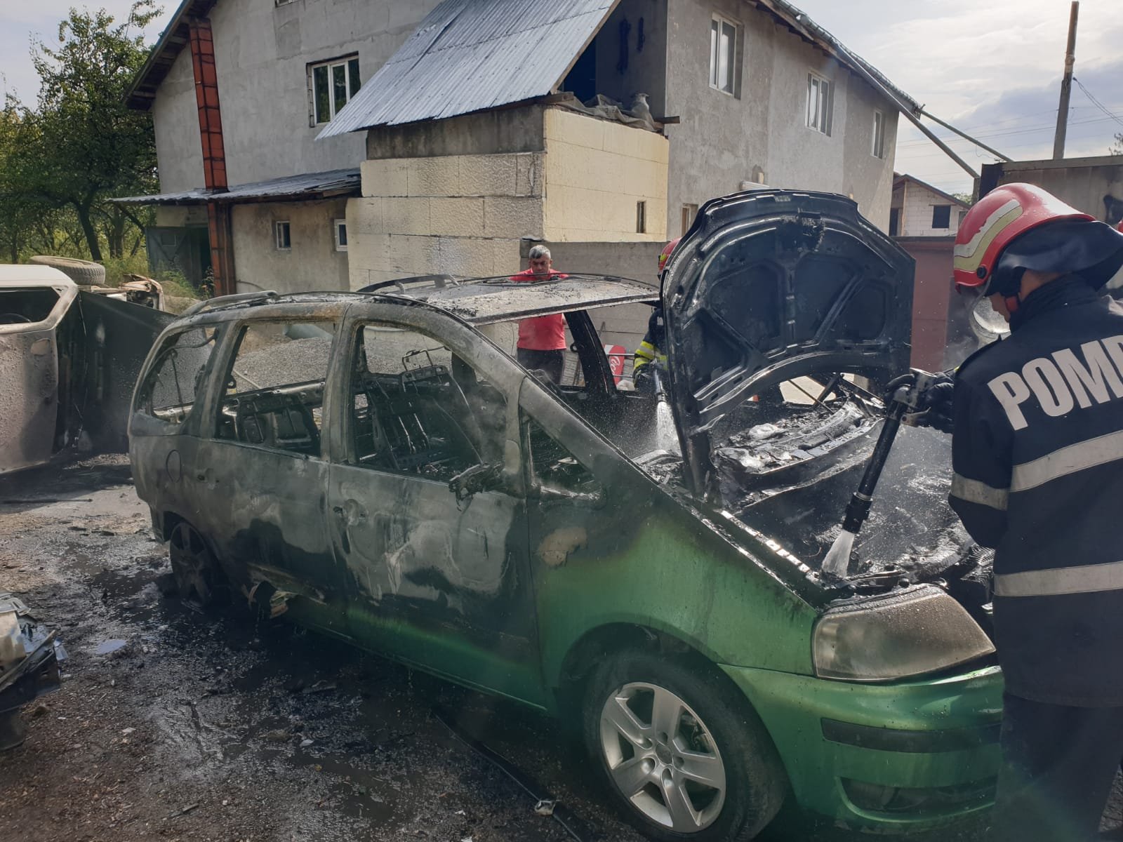  (FOTO) Un Volkswagen mistuit de flăcări la Ruginoasa. Cum a pornit incendiul