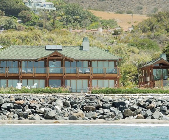  Pierce Brosnan vinde, pentru 100 de milioane de dolari, vila din Malibu