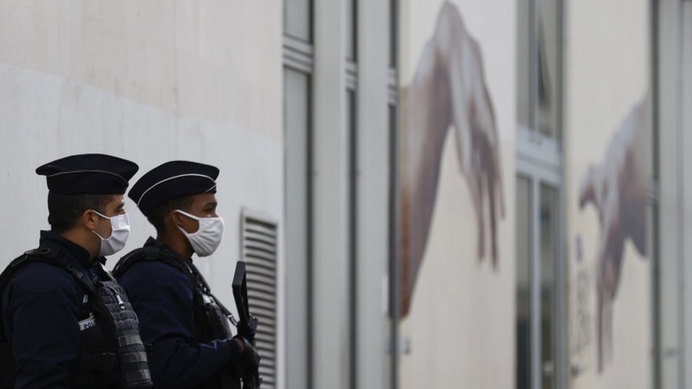  Atacatorul cu satârul de la Paris intenţiona să dea foc redacţiei Charles Hebdo