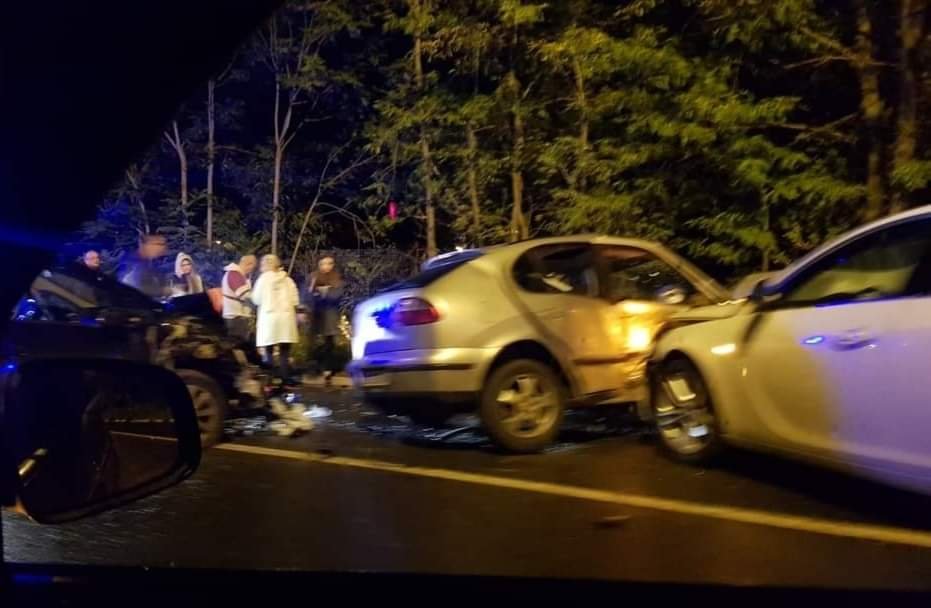  FOTO: Cinci răniți și trei mașini distruse la Păun, marți seara