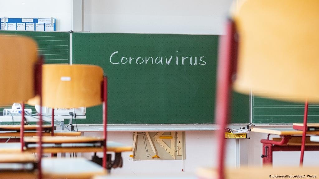 Alte două școli ieșene s-au predat în fața coronavirusului. Urmează scenariul roşu: fără cursuri în clasă