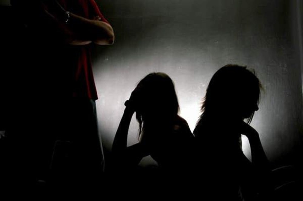  Două persoane din Iaşi, reţinute fiindcă ar fi traficat două minore de 15 şi 17 ani