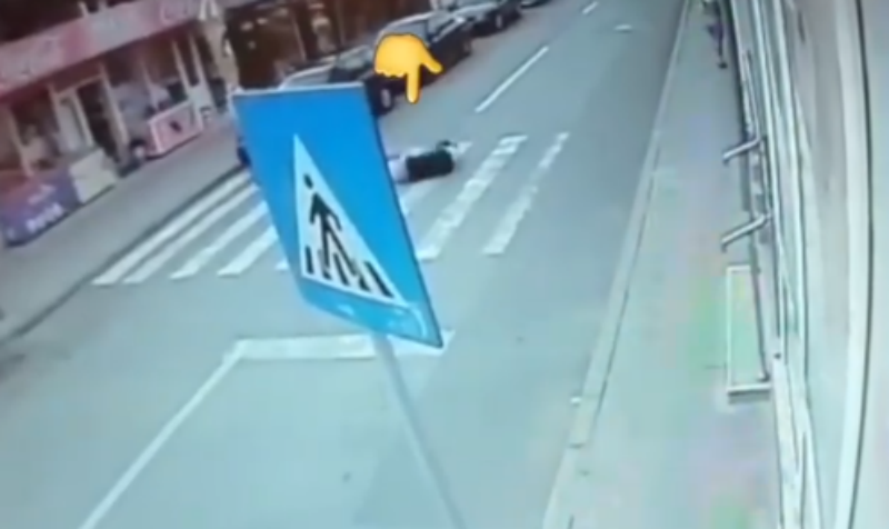  VIDEO: Accident înscenat pe o trecere de pietoni. Totul a fost surprins cu o cameră video