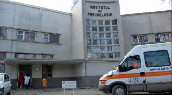  Rudele furioase ale unui pacient decedat de Covid s-au urcat pe ferestrele unui spital
