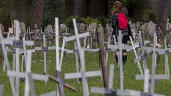  La cimitirul fetuşilor din Roma au început să apară pe cruci numele femeilor care i-au avortat