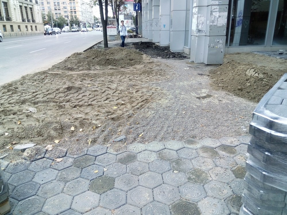 FOTO: Obstacole pentru pietoni în centru. Se pun pavele pe trotuarul spre Piața Unirii