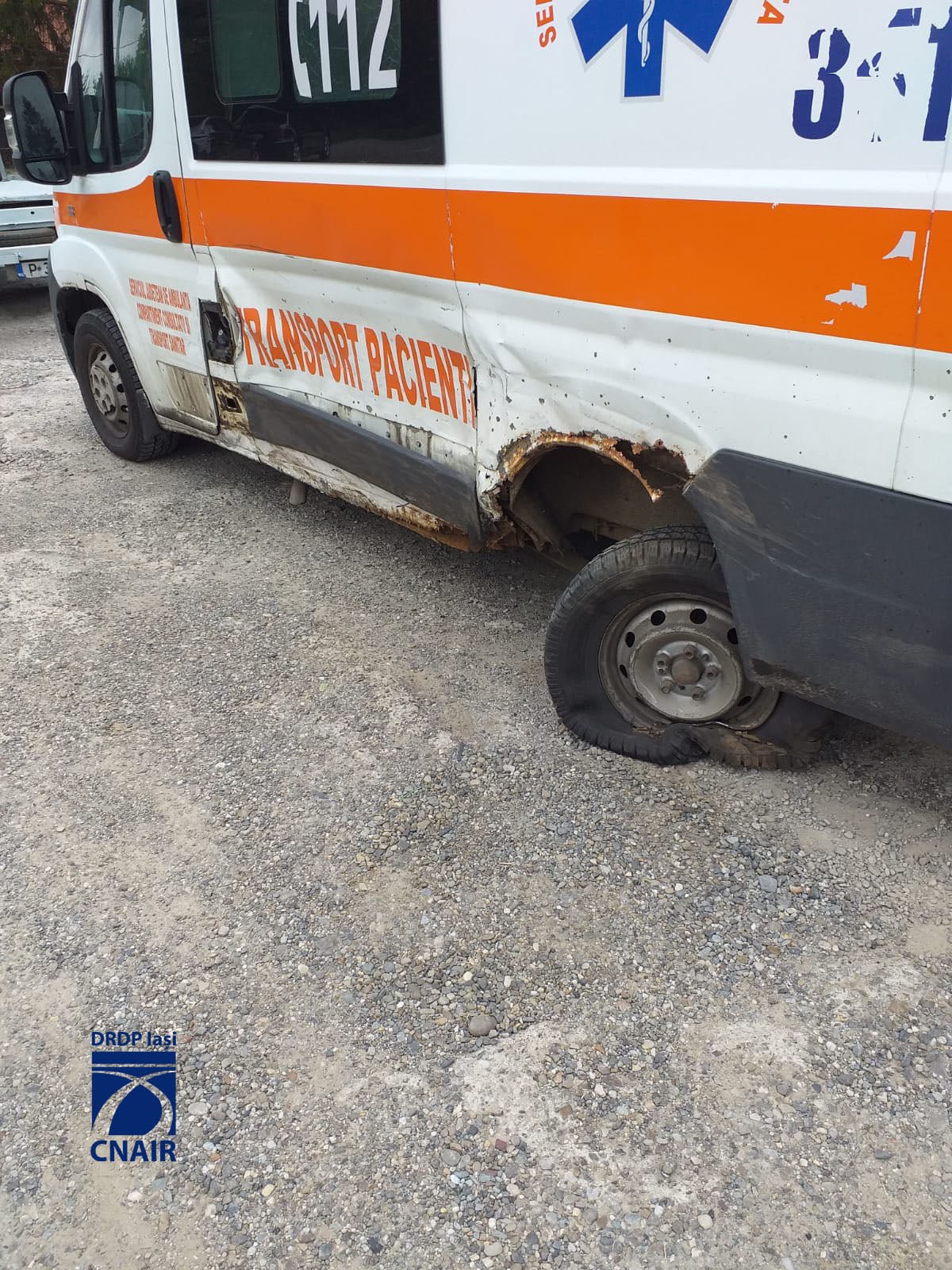  O ambulanță și un autoturism s-au ciocnit în Podu Iloaiei pe DN 28