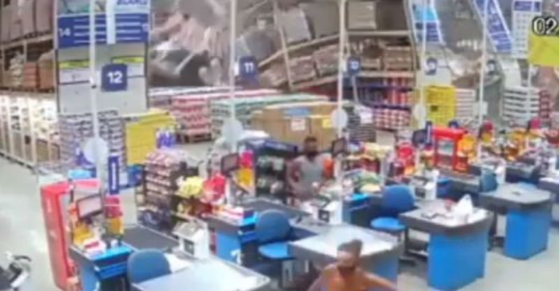  VIDEO: Rafturi cu produse, prăbușite într-un hipermarket. Un mort și opt răniți