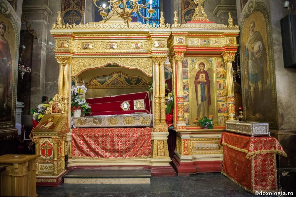  Premieră în ultimele decenii la Iaşi: Racla cu moaştele Sfintei Parascheva rămâne în catedrală
