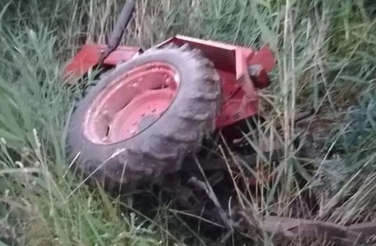  Iaşi: Un bărbat a murit după ce a fost prins sub un tractor, într-un iaz