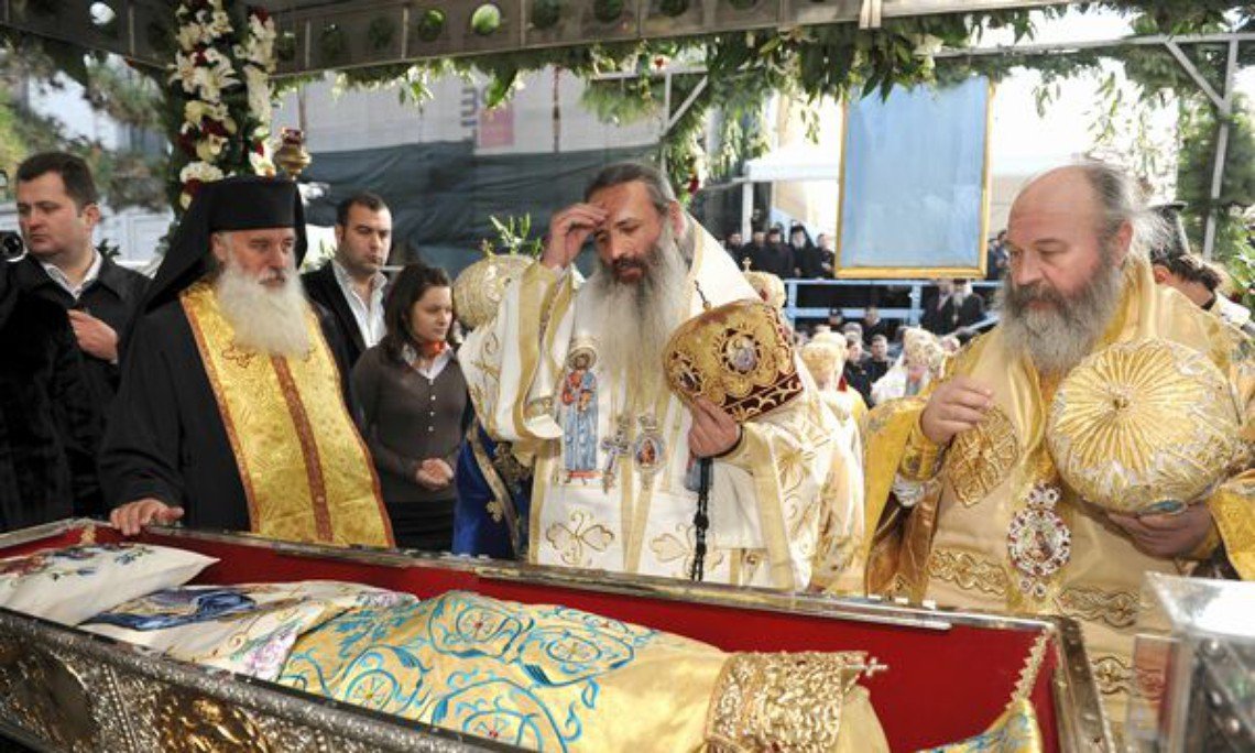  Dihonia şi-a făcut ieri loc lângă raclă: Dispute publice în premieră între autorităţile laice şi cele bisericeşti