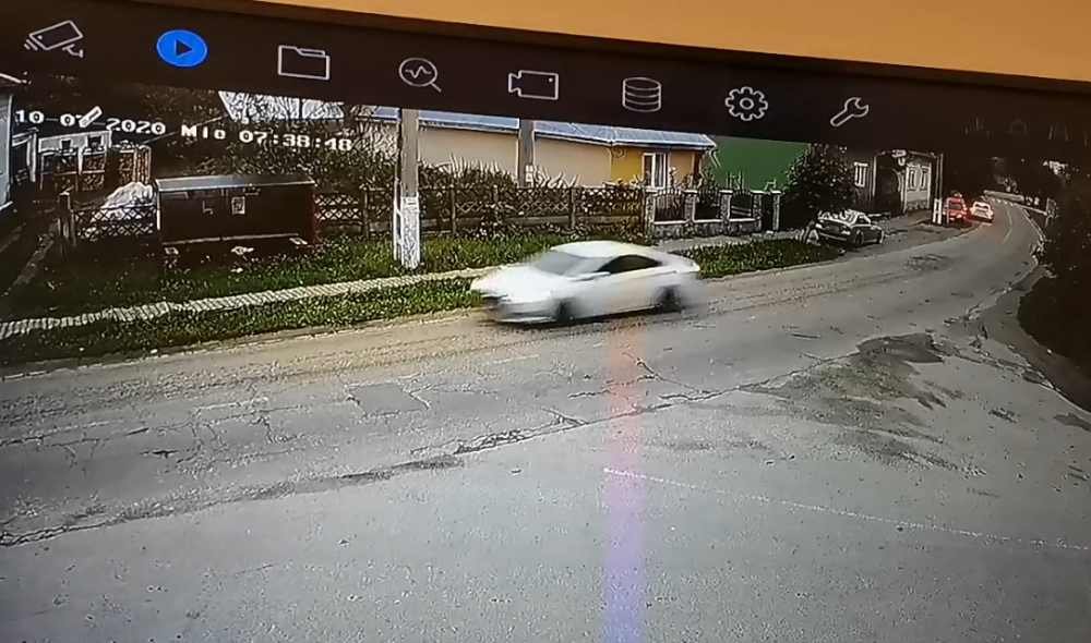  VIDEO: Fetiță de 12 ani luată pe sus de pe stradă de doi bărbați cu o mașină albă, la Nimigea de Jos