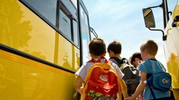  Lege: Gratuitate la serviciile publice de transport şi pentru elevii din şcolile private