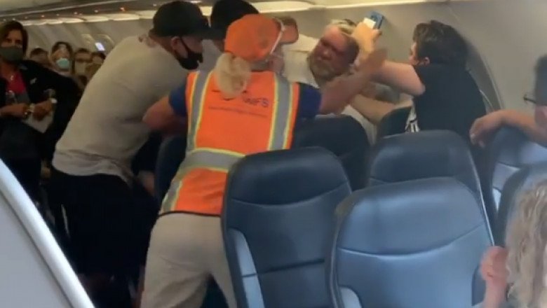  VIDEO: Bătaie între pasageri în avion deoarece unul dintre ei nu voia să poarte mască