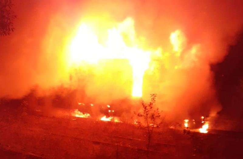  VIDEO: Locomotiva unui tren de marfă a ars complet. Flăcările au înghițit-o