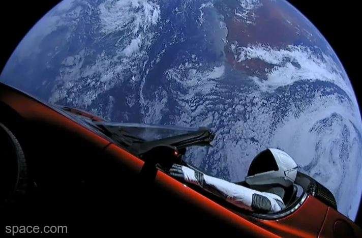  Manechinul Starman, aflat la volanul bolidului Tesla, a survolat planeta Marte