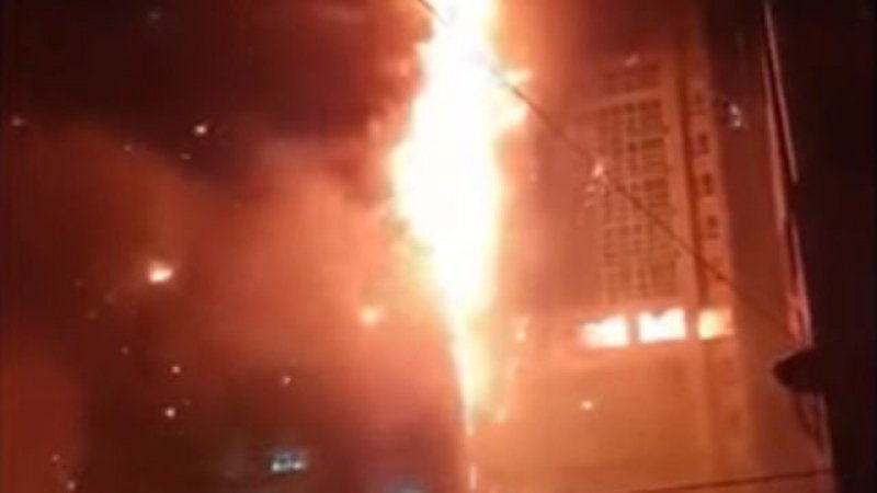  VIDEO: Incendiu la un zgârie-nori. Zeci de persoane au ajuns la spital