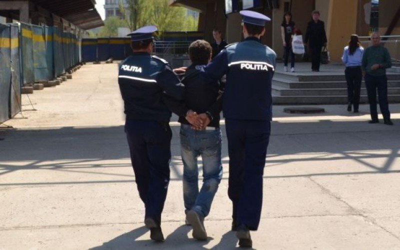  Tânăr arestat preventiv după ce a tâlhărit şi violat o bătrână