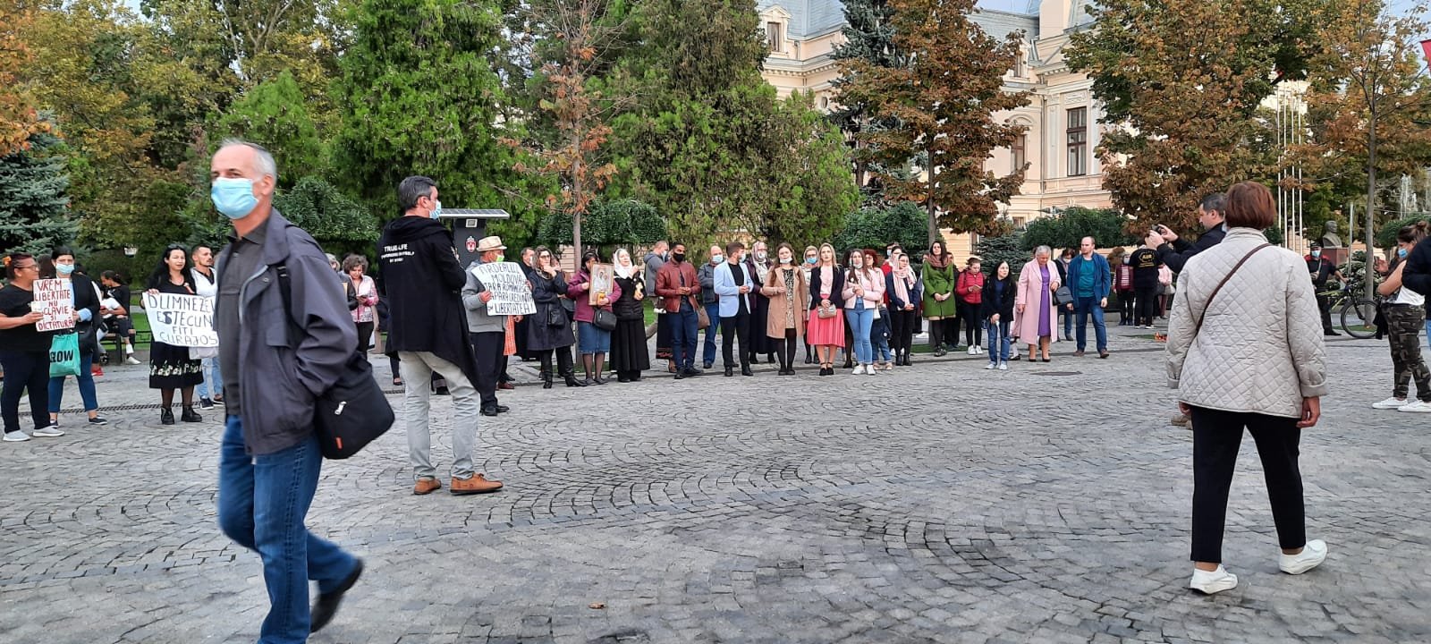  VIDEO-Câteva zeci de persoane au protestat în faţa Mitropoliei faţă de restricţiile impuse de autorităţi