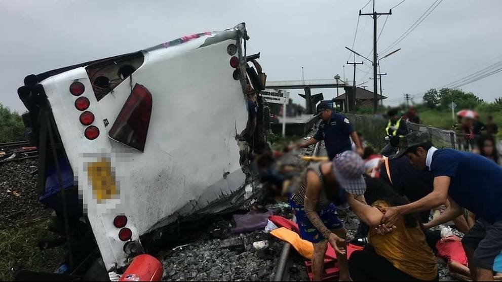  Coliziune între un tren şi un autobuz: cel puţin 18 oameni au murit, iar 29 sunt răniţi