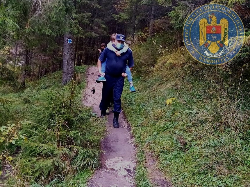  Un copil de nouă ani, accidentat în Munţii Bucegi, cărat în spate de jandarmi un kilometru