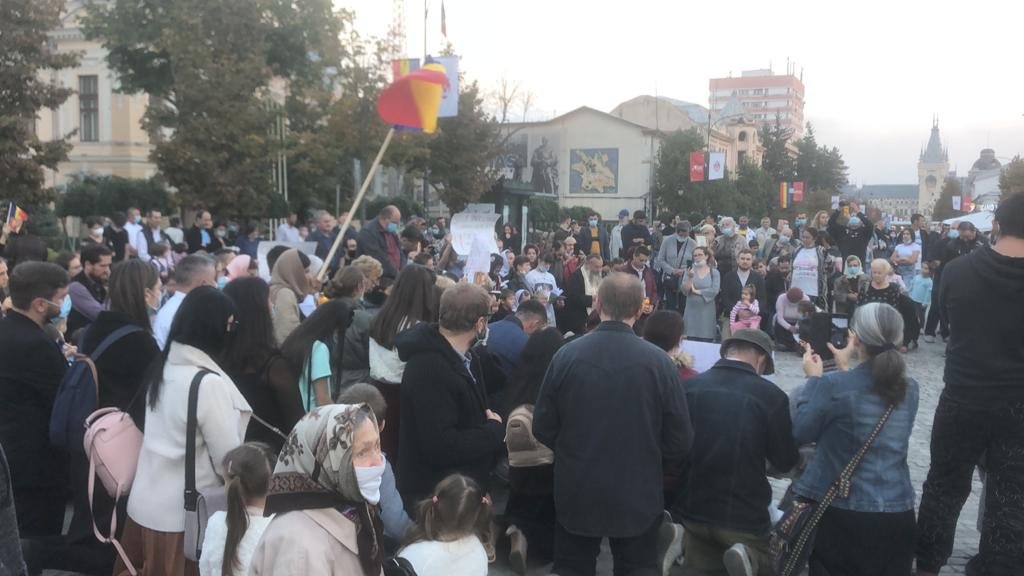  Un nou protest în faţa Mitropoliei faţă de restricţiile impuse la pelerinaj