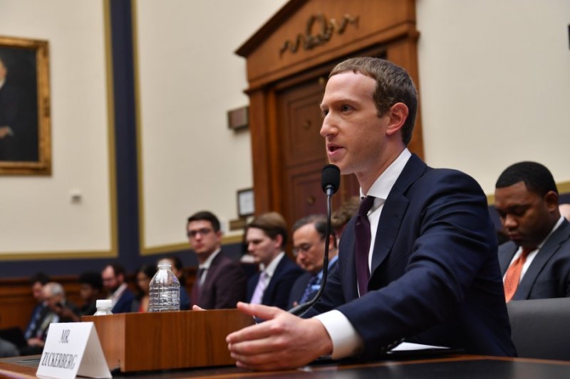  Facebook a anunțat că va interzice conținutul care neagă Holocaustul