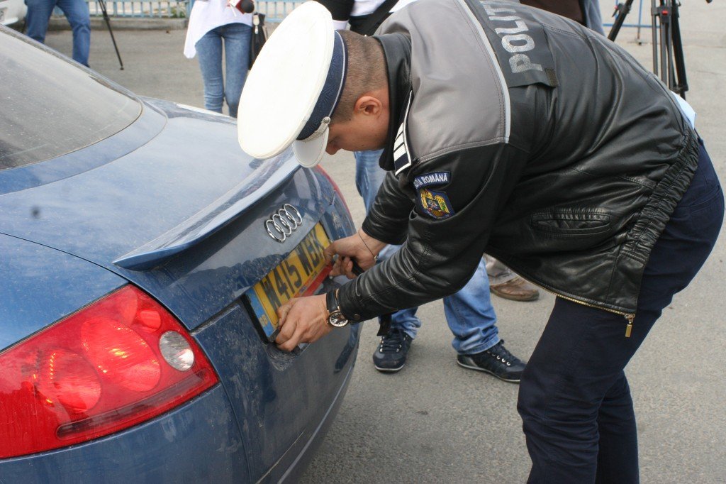  Polițiștii ieșeni au verificat sute de maşini cu numere străine. 828 de sancţiuni contravenţionale