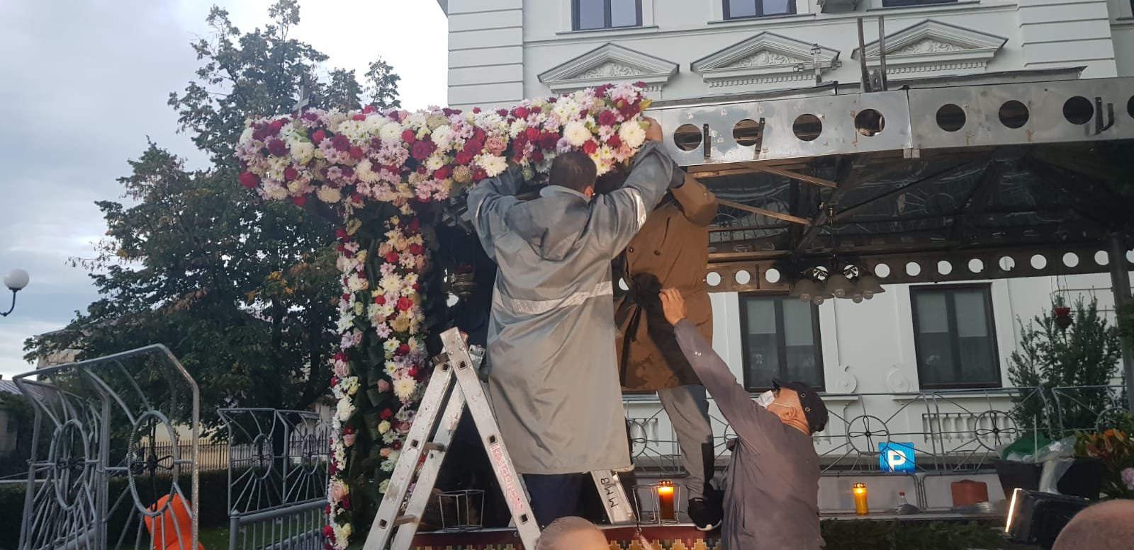  VIDEO: Minunea din acest an de la racla Sfintei de la Iași: un camion cu flori a învins interdicțiile