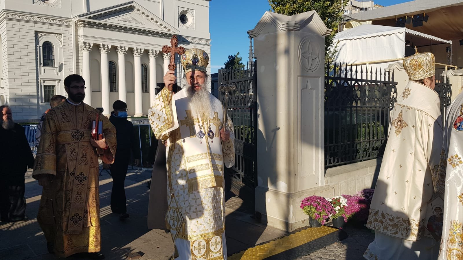  LIVE: Slujba de la Sfinta Parascheva, săvârşită de un sobor de 15 preoţi