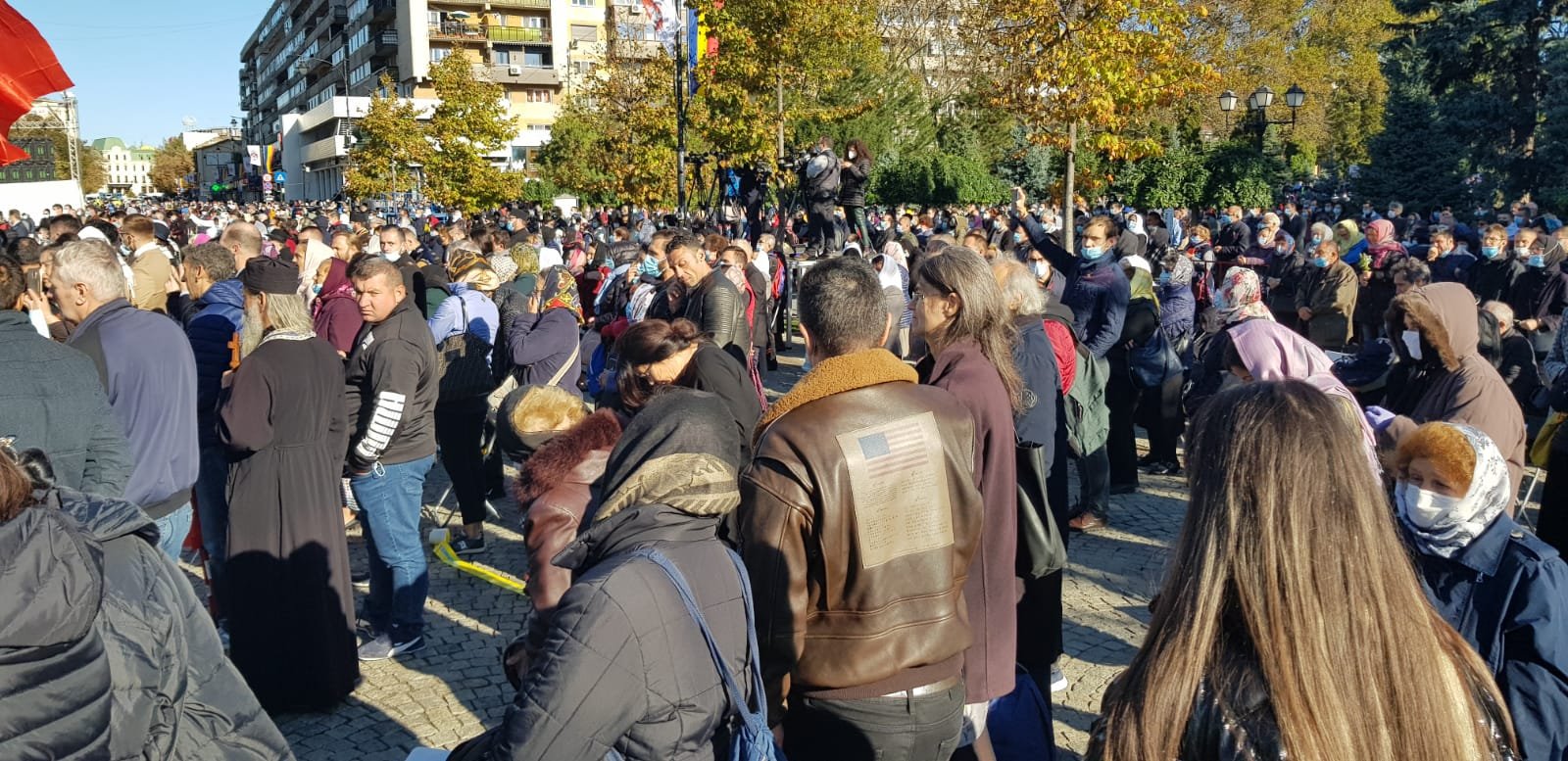  FOTO: Oameni fără mască au trecut de Jandarmi şi s-au înghesuit unul în altul în faţa scenei de la Mitropolie
