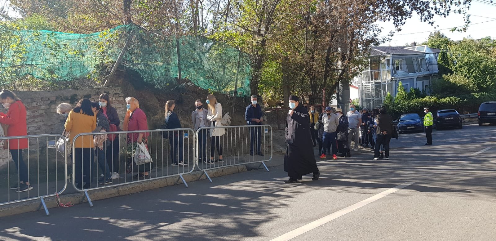  FOTO: Mii de oameni s-au aşezat la coadă să se închine la moaştele Sfintei Parascheva