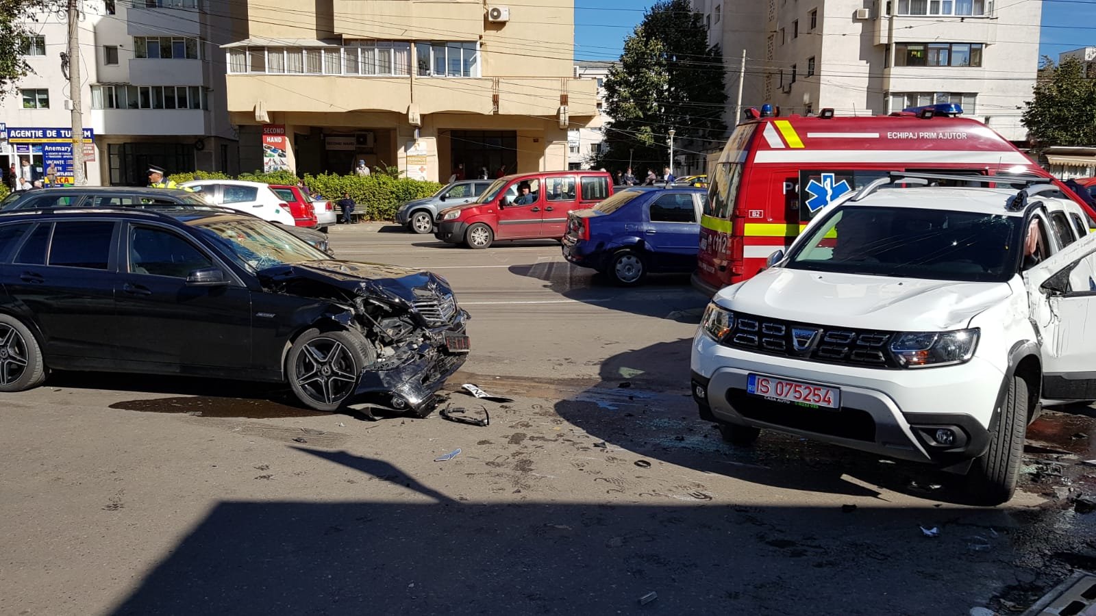  FOTO: Impact violent între două mașini în Alexandru, zona Familial